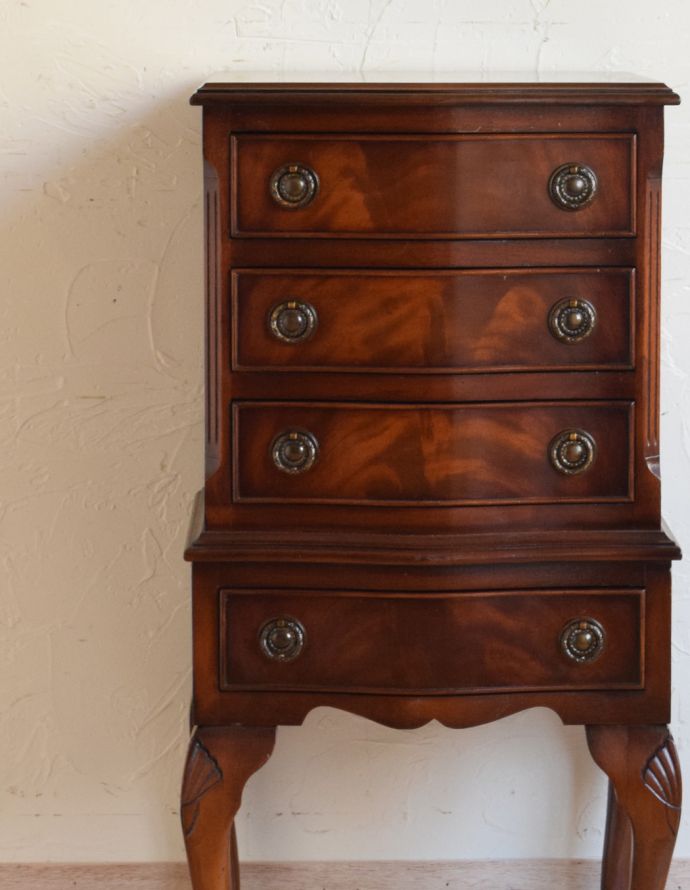 アンティークのチェスト　アンティーク家具　マホガニー材を使った小ぶりなアンティークベットサイドチェスト。品のある色合いと木目です。(q-626-f)