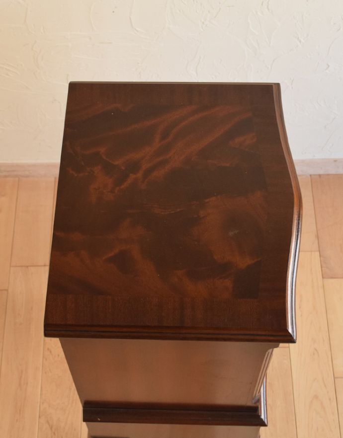 アンティークのチェスト　アンティーク家具　マホガニー材を使った小ぶりなアンティークベットサイドチェスト。天板も木目がキレイです。(q-626-f)