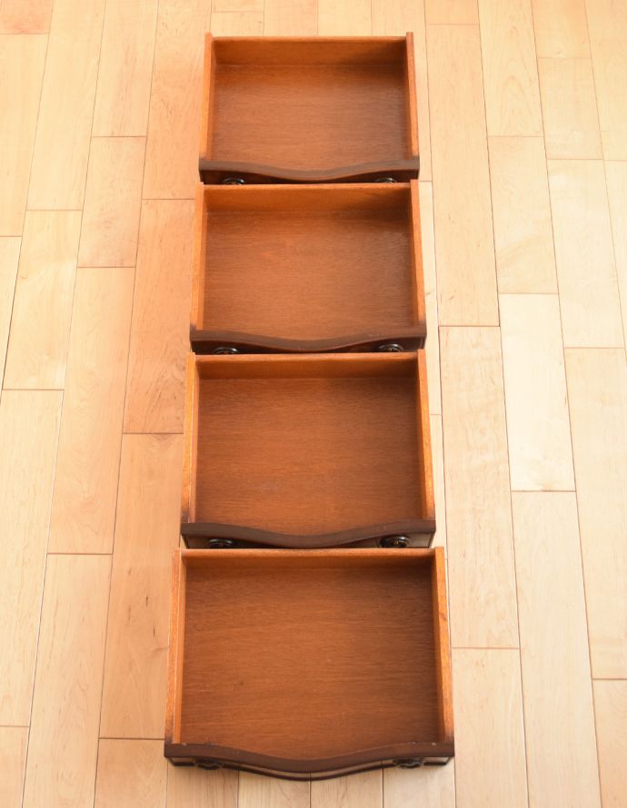 アンティークのチェスト　アンティーク家具　マホガニー材を使った小ぶりなアンティークベットサイドチェスト。引き出しは４杯。(q-626-f)