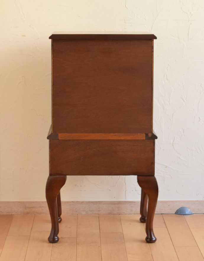 アンティークのチェスト　アンティーク家具　マホガニー材を使った小ぶりなアンティークベットサイドチェスト。きちんとメンテナンスしてあるので、裏側もキレイです。(q-626-f)