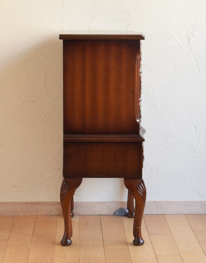 アンティークのチェスト　アンティーク家具　マホガニー材を使った小ぶりなアンティークベットサイドチェスト。サイドから見ても絵になります。(q-626-f)