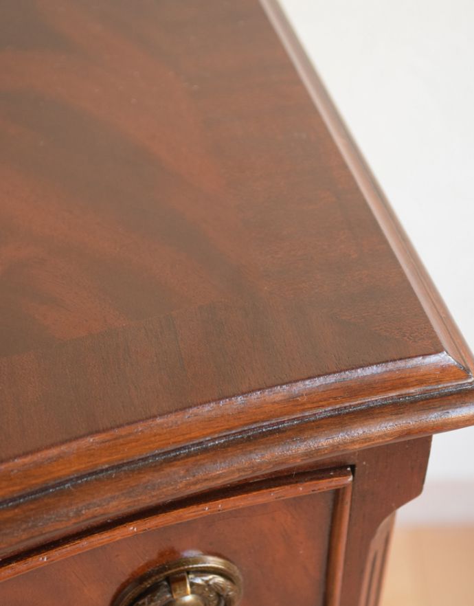 アンティークのチェスト　アンティーク家具　マホガニー材を使った小ぶりなアンティークベットサイドチェスト。天板にもカッティングが施されていて、上品です。(q-626-f)