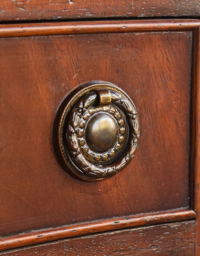 アンティークのチェスト　アンティーク家具　マホガニー材を使った小ぶりなアンティークベットサイドチェスト。引き出しの取っ手です。(q-626-f)