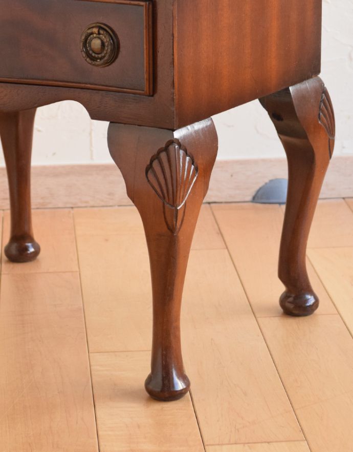 アンティークのチェスト　アンティーク家具　マホガニー材を使った小ぶりなアンティークベットサイドチェスト。上品なラインの脚がしっかりとキャビネットを支えます。(q-626-f)