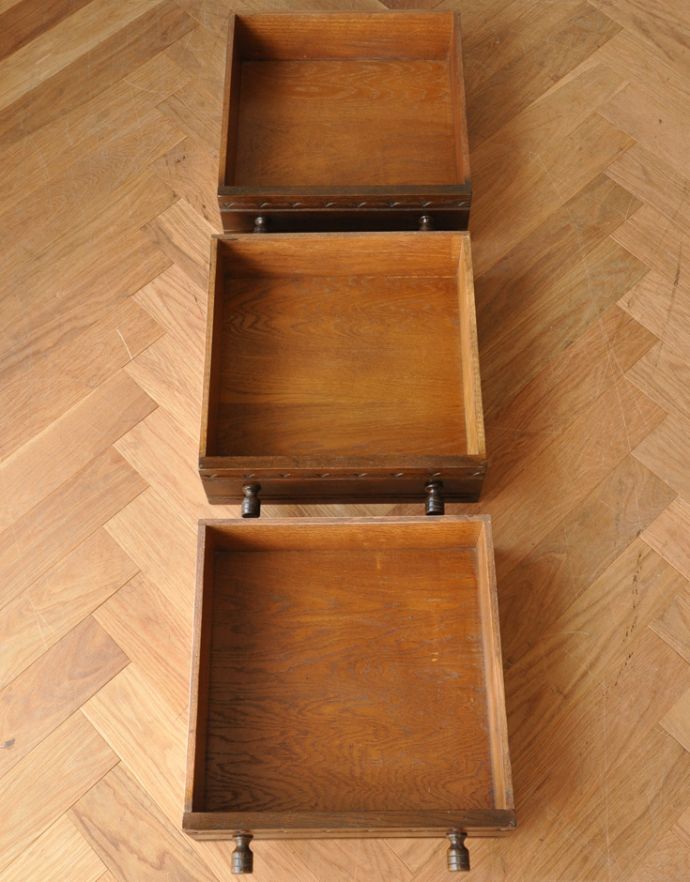 アンティークのキャビネット　アンティーク家具　食器棚にもなるアンティークの英国家具、ステンドグラス入りのサイドボード。引き出しは3杯。(q-629-f)