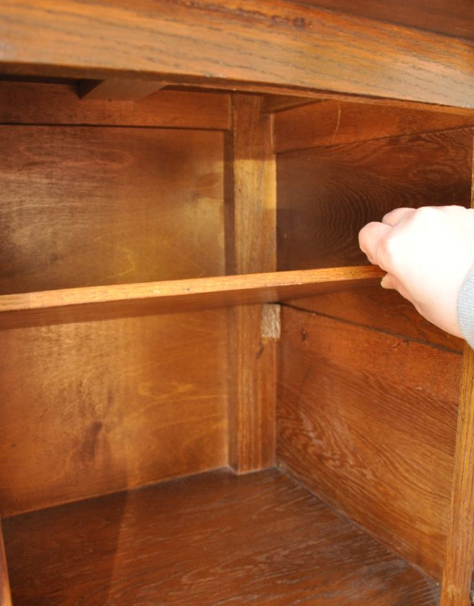 アンティークのキャビネット　アンティーク家具　食器棚にもなるアンティークの英国家具、ステンドグラス入りのサイドボード。棚板は可動です。(q-629-f)