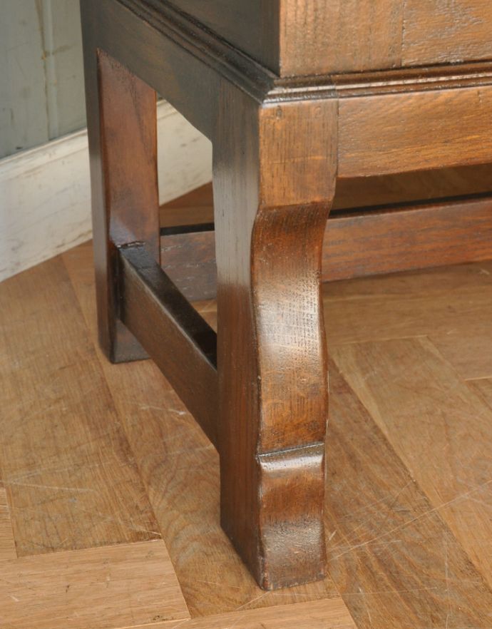 アンティークのキャビネット　アンティーク家具　食器棚にもなるアンティークの英国家具、ステンドグラス入りのサイドボード。安定感のある脚がしっかり支えます。(q-629-f)