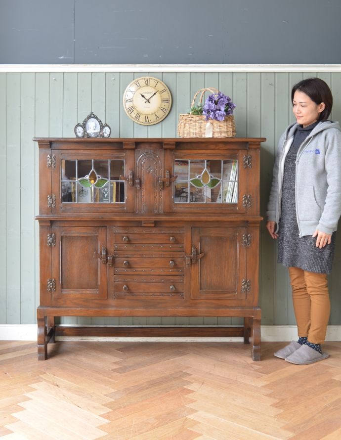 アンティークのキャビネット　アンティーク家具　食器棚にもなるアンティークの英国家具、ステンドグラス入りのサイドボード。アンティークらしい重厚感がかっこいい家具。(q-629-f)