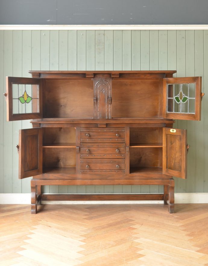 アンティークのキャビネット　アンティーク家具　食器棚にもなるアンティークの英国家具、ステンドグラス入りのサイドボード。しっかり収納力があるのが嬉しいです。(q-629-f)