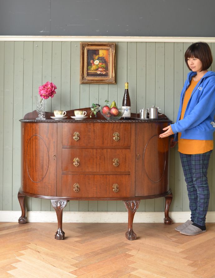 木扉のキャビネット　アンティーク家具　気品あるアンティーク英国家具、曲線が美しいサイドボードキャビネット。美しい装飾が華やかなサイドボード。(q-649-f)