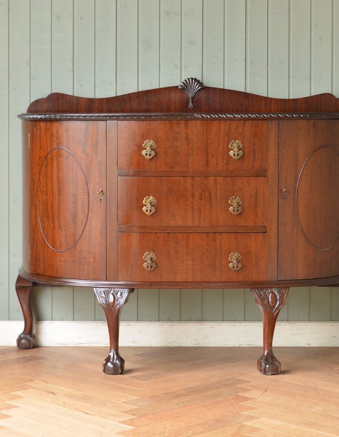 木扉のキャビネット　アンティーク家具　気品あるアンティーク英国家具、曲線が美しいサイドボードキャビネット。マホガニーの美しい木目が迫力満点！客間やリビングなどキチンとした雰囲気を作りたいコーナーにも最適です。(q-649-f)