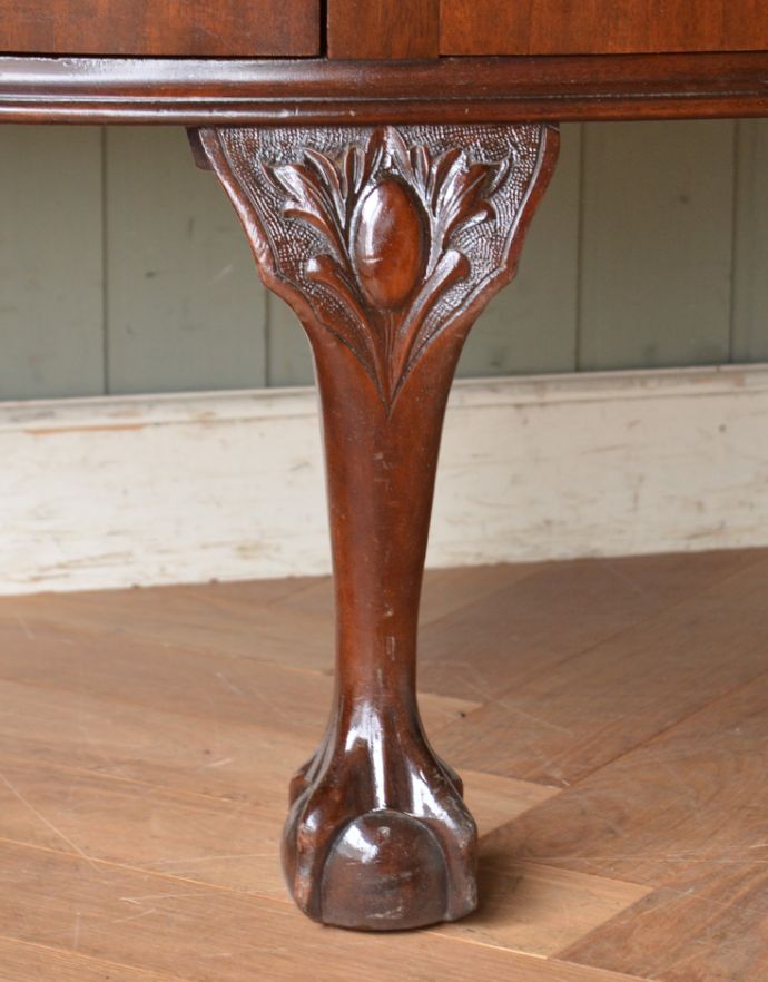 木扉のキャビネット　アンティーク家具　気品あるアンティーク英国家具、曲線が美しいサイドボードキャビネット。どっしりとした貫禄のある脚。(q-649-f)