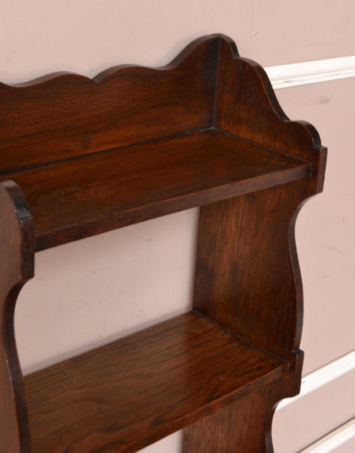 オープンシェルフ・オープンラック アンティーク家具 英国スタイルのアンティーク家具、オープンタイプのブックシェルフ(本棚)。トップにもカッティングがあります。(q-660-f)