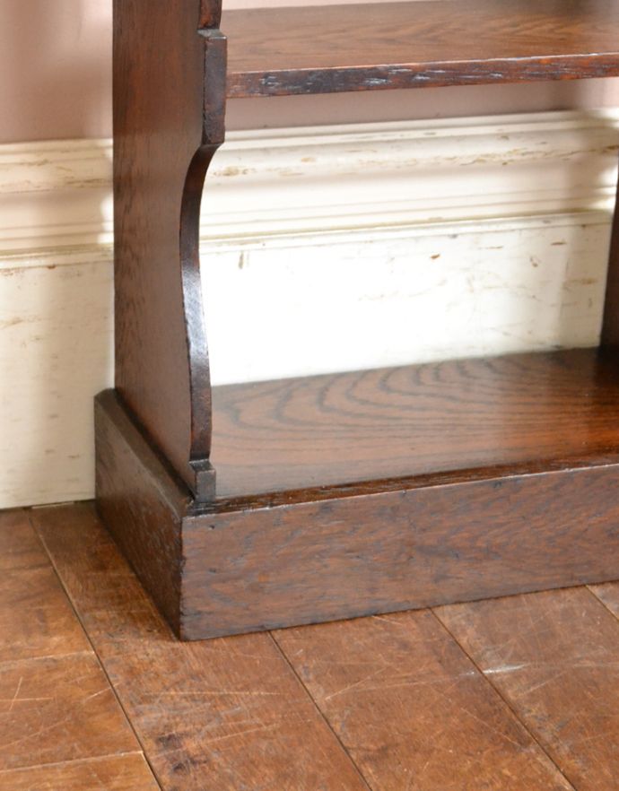 オープンシェルフ・オープンラック アンティーク家具 英国スタイルのアンティーク家具、オープンタイプのブックシェルフ(本棚)。安定感のある脚がしっかり支えます。(q-660-f)