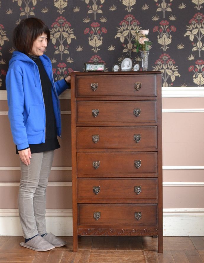 アンティークのチェスト アンティーク家具 英国スタイルのインテリアに、オーク材のアンティーク6段チェストオブドロワーズ。高級感があって女性らしい優しいシルエット。(q-662-f)