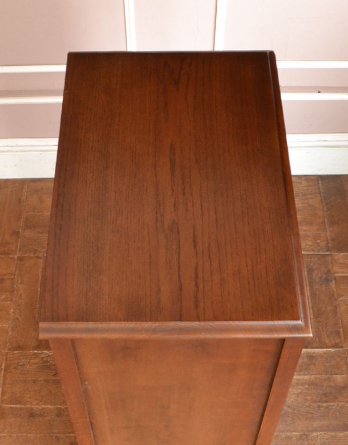 アンティークのチェスト アンティーク家具 英国スタイルのインテリアに、オーク材のアンティーク6段チェストオブドロワーズ。天板も木目がキレイです。(q-662-f)