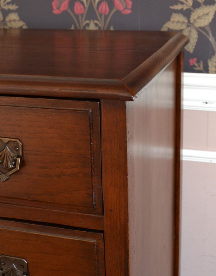 アンティークのチェスト アンティーク家具 英国スタイルのインテリアに、オーク材のアンティーク6段チェストオブドロワーズ。天板にもカッティングが施されていて、上品です。(q-662-f)