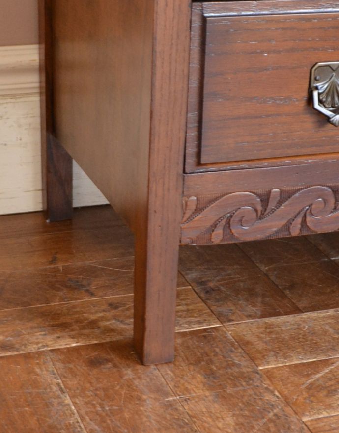 アンティークのチェスト アンティーク家具 英国スタイルのインテリアに、オーク材のアンティーク6段チェストオブドロワーズ。上品なラインの脚がしっかりとキャビネットを支えます。(q-662-f)