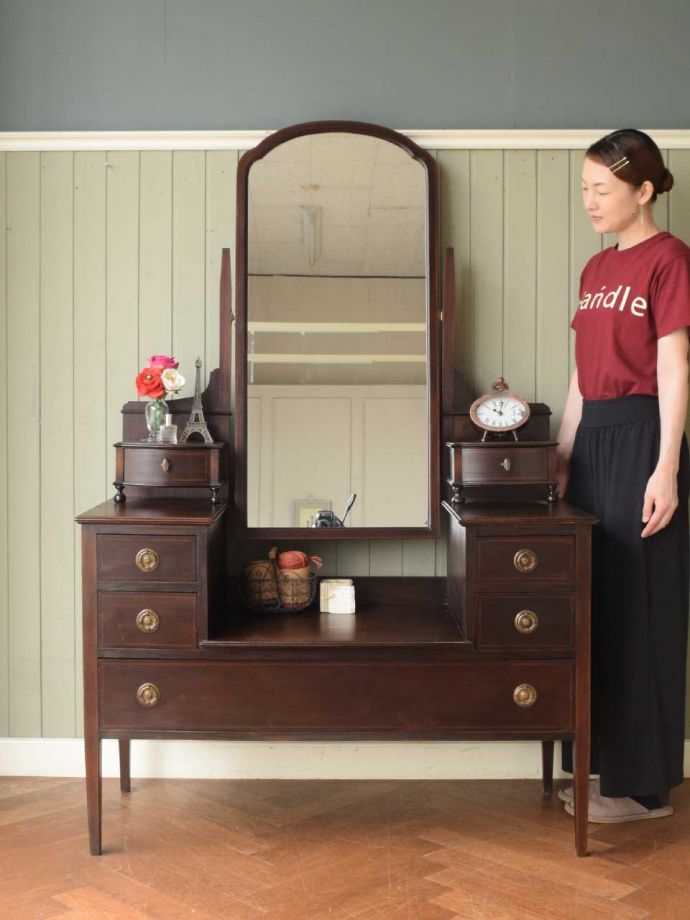 英国アンティークのドレッサー