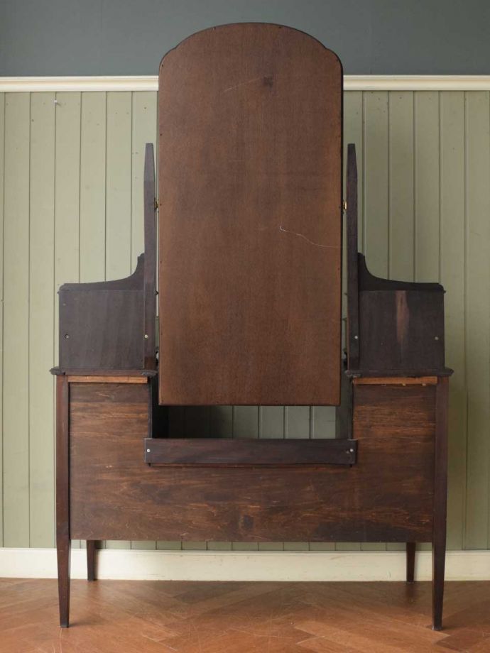 ドレッサーの後ろ姿