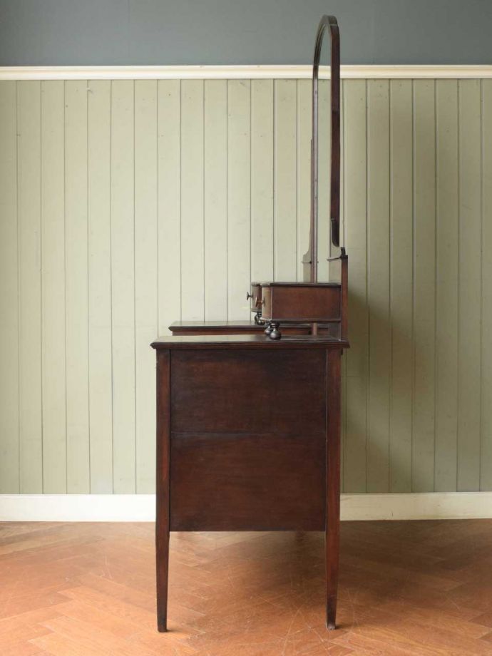 ドレッサーの側面