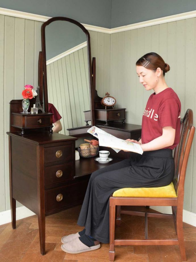 便利に使えるアンティークのドレッサー