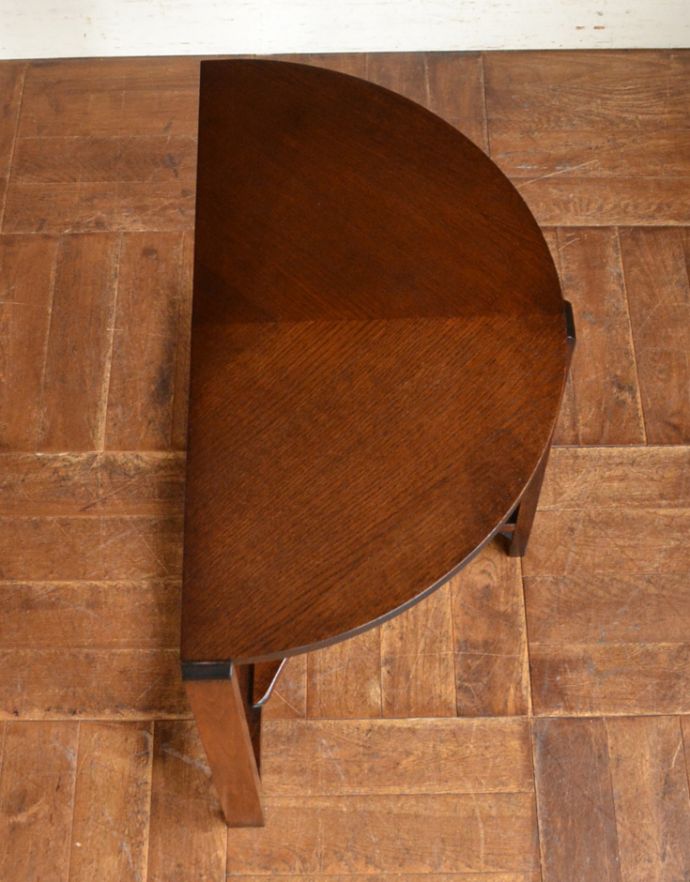 アンティークのテーブル アンティーク家具 アンティークの英国家具、ハーフムーン型のコンソールテーブル。上から見ると半分のお月様が見えますハーフムーン(半月型)の天板には、何を置いても素敵に魅せてくれる力があります。(q-669-f)