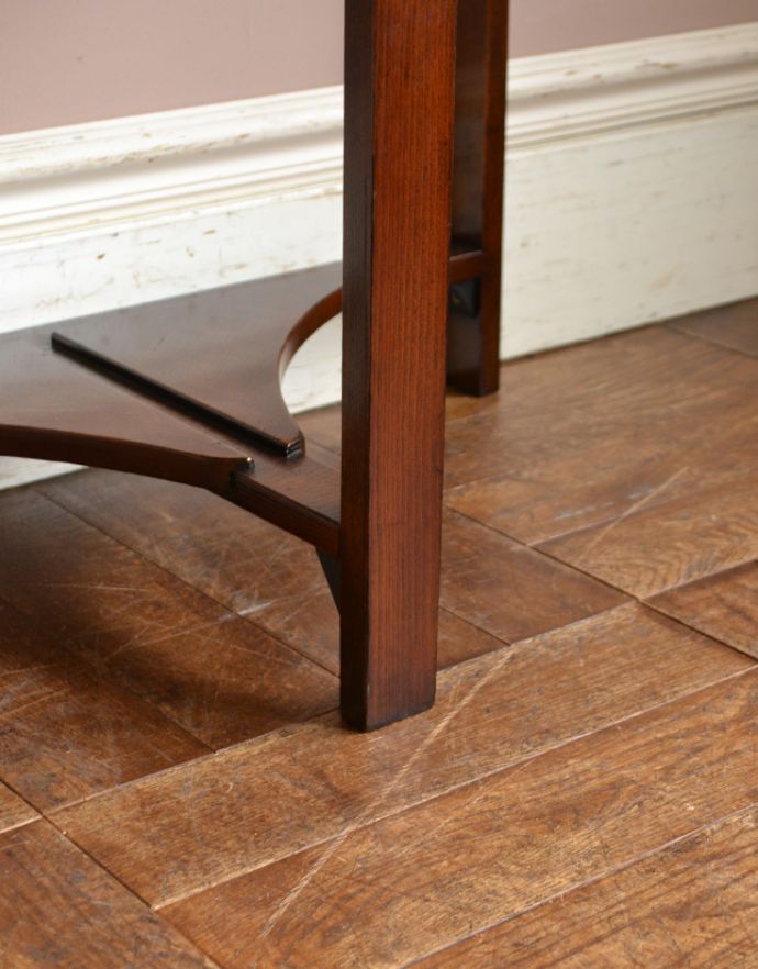 アンティークのテーブル アンティーク家具 アンティークの英国家具、ハーフムーン型のコンソールテーブル。持ち上げなくても移動できます!Handleのアンティークは、脚の裏にフェルトキーパーをお付けしていますので、床を滑らせてれば女性1人でも移動が簡単です。(q-669-f)