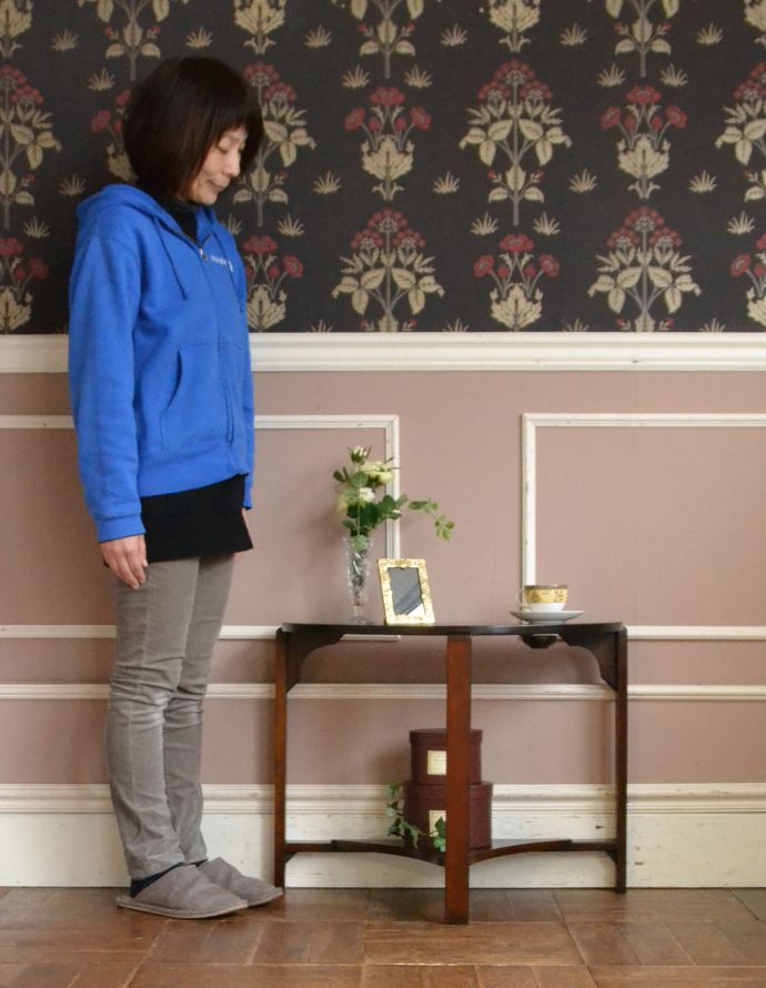 アンティークのテーブル アンティーク家具 アンティークの英国家具、ハーフムーン型のコンソールテーブル。壁にピタッと付けるだけで出来るおしゃれコーナーハーフムーン型のコンソールテーブルは見せる場所を作ってくれる最強のアンティーク家具。(q-669-f)