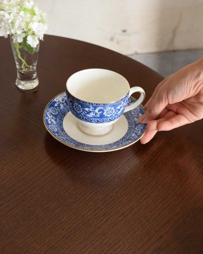 アンティークのテーブル アンティーク家具 アンティークの英国家具、ハーフムーン型のコンソールテーブル。修復には自信がありますHandleでは専門の職人が修復する際、古い塗装を剥離してキレイにお直ししています。(q-669-f)