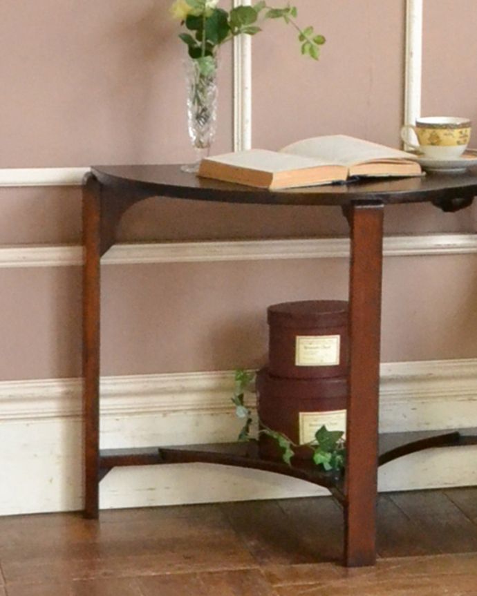 アンティークのテーブル アンティーク家具 アンティークの英国家具、ハーフムーン型のコンソールテーブル。美しいデザインが印象的実用性を求めない見せ場を作ってくれるコンソールは、何より見た目が重要。(q-669-f)