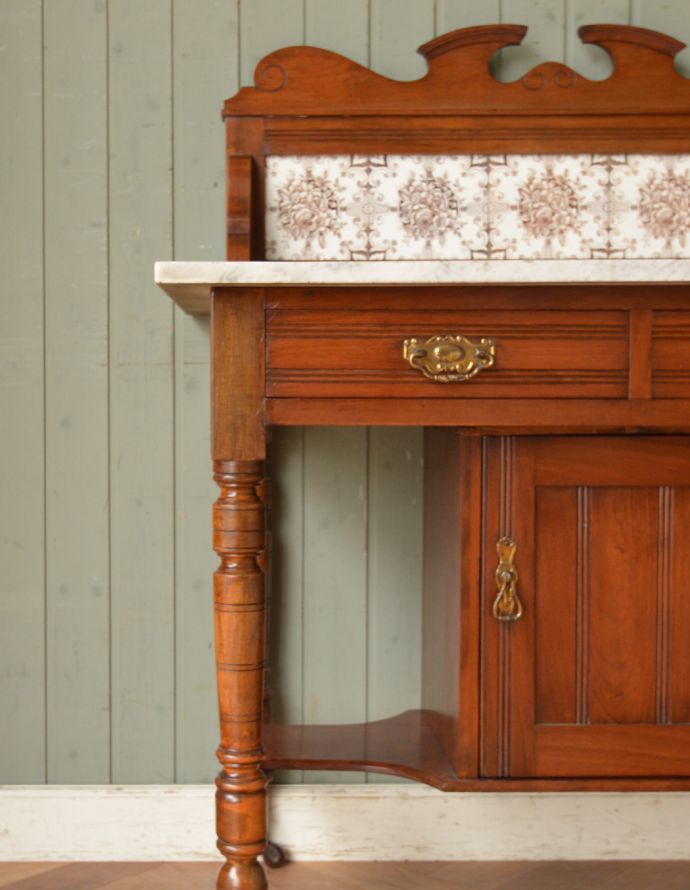 アンティークのキャビネット　アンティーク家具　色も柄も美しいお花のタイルが付いたウォッシュスタンド、イギリスのアンティーク家具。正面にはアンティークのタイルが貼ってあります。(q-679-f)