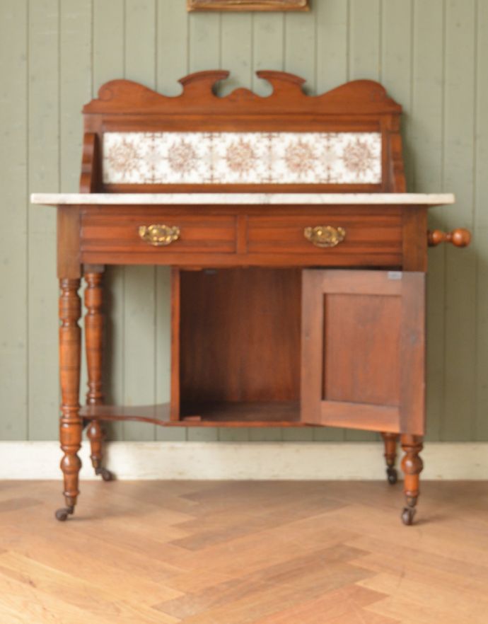 アンティークのキャビネット　アンティーク家具　色も柄も美しいお花のタイルが付いたウォッシュスタンド、イギリスのアンティーク家具。中もキレイに仕上げているので、安心して収納できます。(q-679-f)