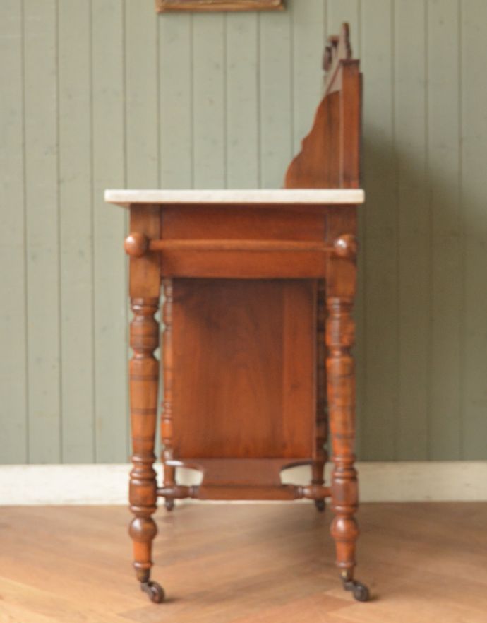 アンティークのキャビネット　アンティーク家具　色も柄も美しいお花のタイルが付いたウォッシュスタンド、イギリスのアンティーク家具。奥行きはそれほどないので、お部屋に圧迫感もなく使いやすいです。(q-679-f)