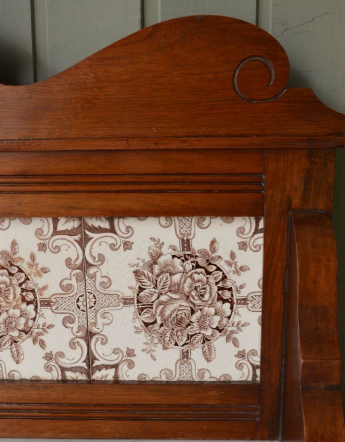 アンティークのキャビネット　アンティーク家具　色も柄も美しいお花のタイルが付いたウォッシュスタンド、イギリスのアンティーク家具。美しい装飾が施されています。(q-679-f)