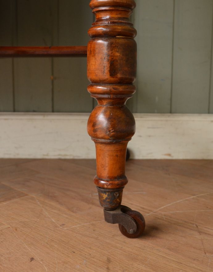 アンティークのキャビネット　アンティーク家具　色も柄も美しいお花のタイルが付いたウォッシュスタンド、イギリスのアンティーク家具。きちんと調整したので、新しいものと比べるとスムーズではありませんが、ちゃんと動きます。(q-679-f)