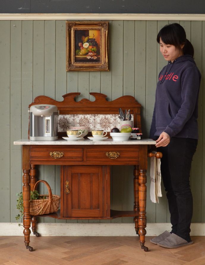 アンティークのキャビネット　アンティーク家具　色も柄も美しいお花のタイルが付いたウォッシュスタンド、イギリスのアンティーク家具。ポットや電話機などの家電を置いても自然になじみます。(q-679-f)