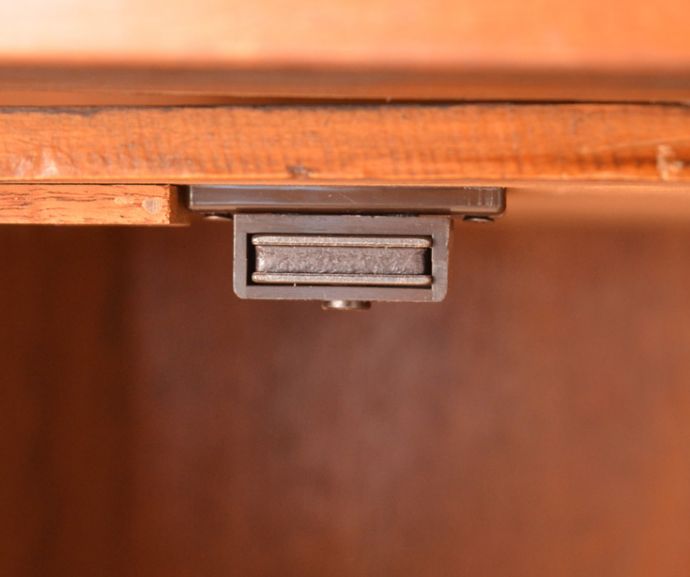 アンティークのキャビネット　アンティーク家具　色も柄も美しいお花のタイルが付いたウォッシュスタンド、イギリスのアンティーク家具。扉にはマグネットが付いているので、開け閉めがスムーズです。(q-679-f)