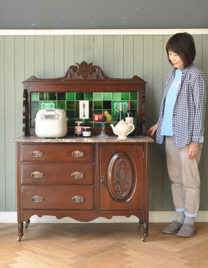 サイドボード アンティーク家具 タイルが美しいアンティークの引き出し付きのウォッシュスタンド、ウォルナット材の英国家具。ポットや電話機などの家電を置いても自然になじみます。(q-681-f)