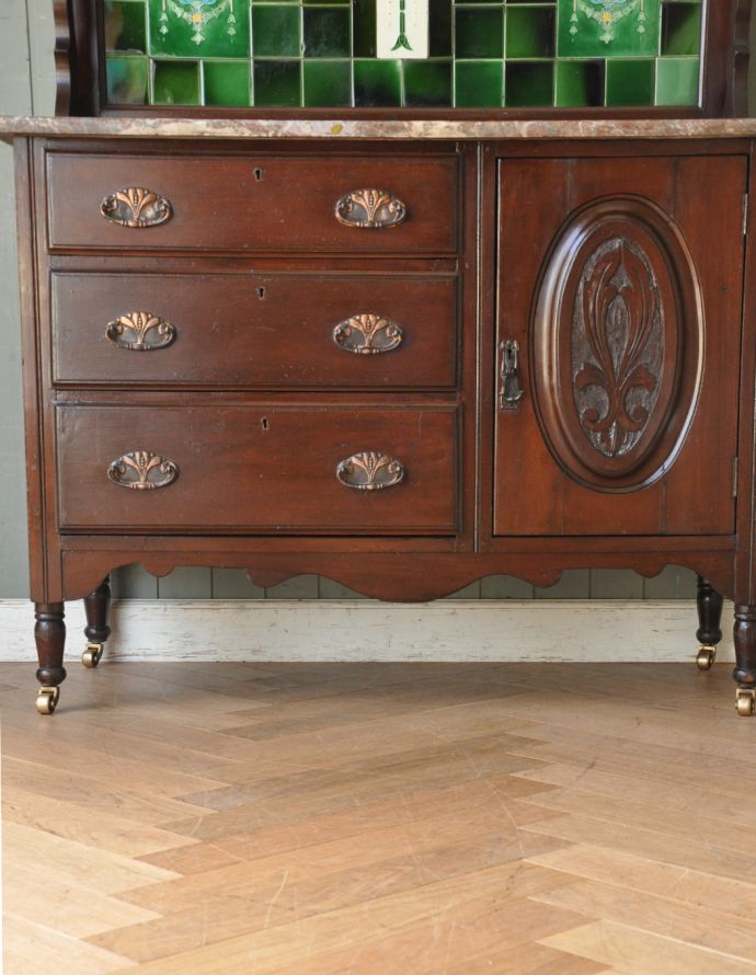 サイドボード アンティーク家具 タイルが美しいアンティークの引き出し付きのウォッシュスタンド、ウォルナット材の英国家具。正面にはアンティークのタイルが貼ってあります。(q-681-f)