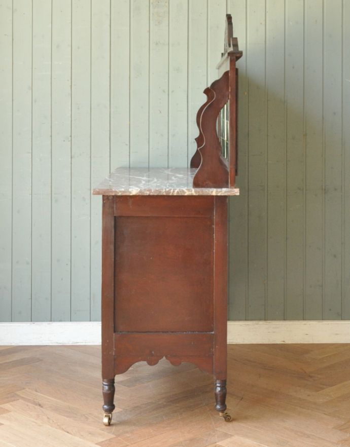 サイドボード アンティーク家具 タイルが美しいアンティークの引き出し付きのウォッシュスタンド、ウォルナット材の英国家具。奥行きはそれほどないので、お部屋に圧迫感もなく使いやすいです。(q-681-f)