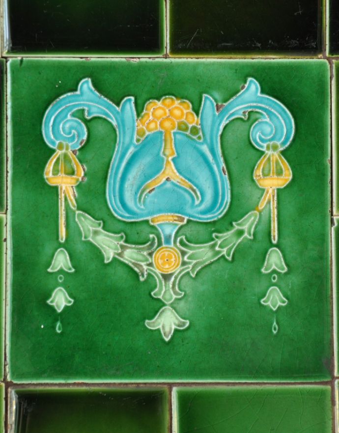 サイドボード アンティーク家具 タイルが美しいアンティークの引き出し付きのウォッシュスタンド、ウォルナット材の英国家具。アンティークタイルも当時のもの。(q-681-f)