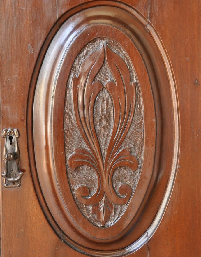 サイドボード アンティーク家具 タイルが美しいアンティークの引き出し付きのウォッシュスタンド、ウォルナット材の英国家具。贅沢なほどに施された彫の装飾!リッチな気分で心を満たしてくれます。(q-681-f)