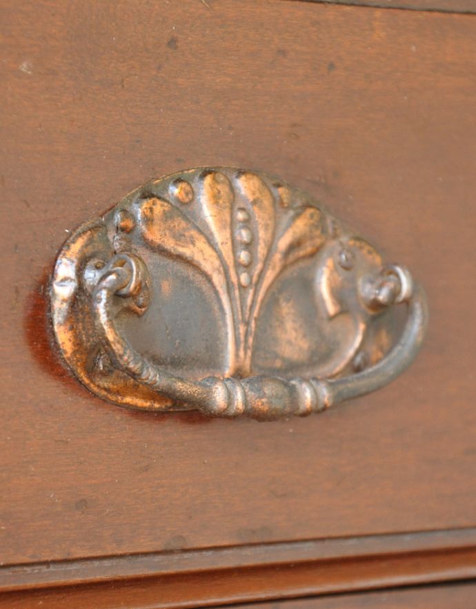 サイドボード アンティーク家具 タイルが美しいアンティークの引き出し付きのウォッシュスタンド、ウォルナット材の英国家具。引き出しの取っ手です。(q-681-f)