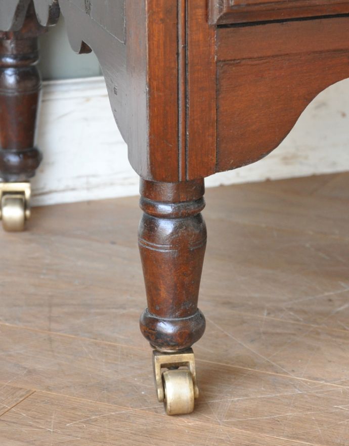 サイドボード アンティーク家具 タイルが美しいアンティークの引き出し付きのウォッシュスタンド、ウォルナット材の英国家具。きちんと調整したので、新しいものと比べるとスムーズではありませんが、ちゃんと動きます。(q-681-f)