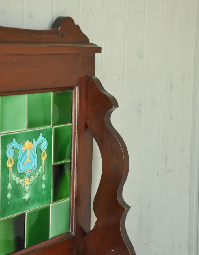 サイドボード アンティーク家具 タイルが美しいアンティークの引き出し付きのウォッシュスタンド、ウォルナット材の英国家具。風格と品があるので、リビングはもちろん、和室や書斎、客間にも最適。(q-681-f)