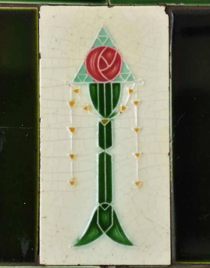 サイドボード アンティーク家具 タイルが美しいアンティークの引き出し付きのウォッシュスタンド、ウォルナット材の英国家具。デザイン性のあるタイルです。(q-681-f)