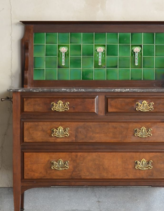 アンティークのキャビネット　アンティーク家具　英国アンティーク家具、木目もグリーンのタイルも美しいウォッシュハンドスタンド（チェスト）。見せるインテリアとして代わるものがない位、素敵です。(q-682-f)