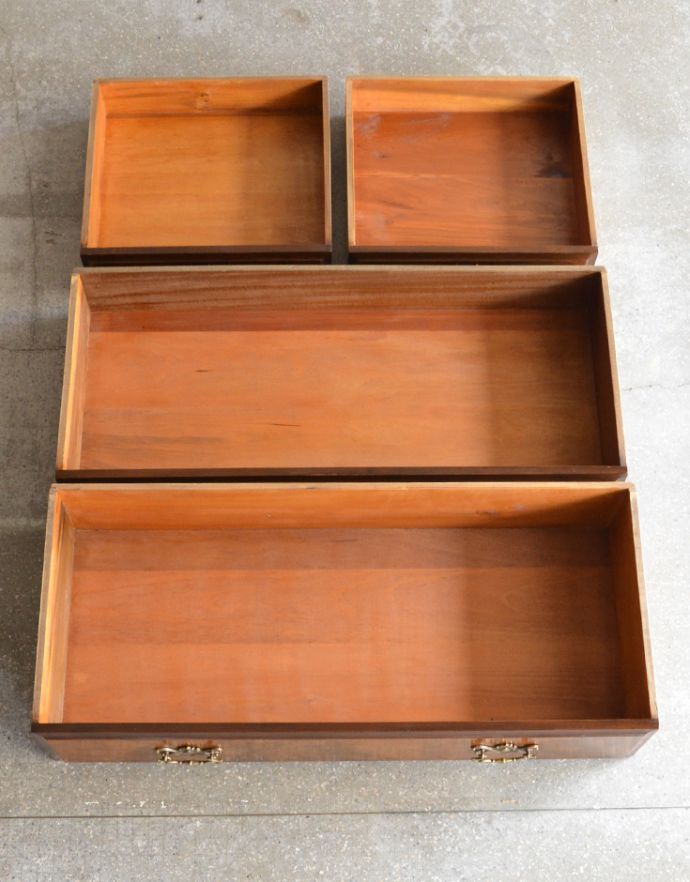 アンティークのキャビネット　アンティーク家具　英国アンティーク家具、木目もグリーンのタイルも美しいウォッシュハンドスタンド（チェスト）。引き出しの内側もキレイな状態なので何でも入れられます。(q-682-f)