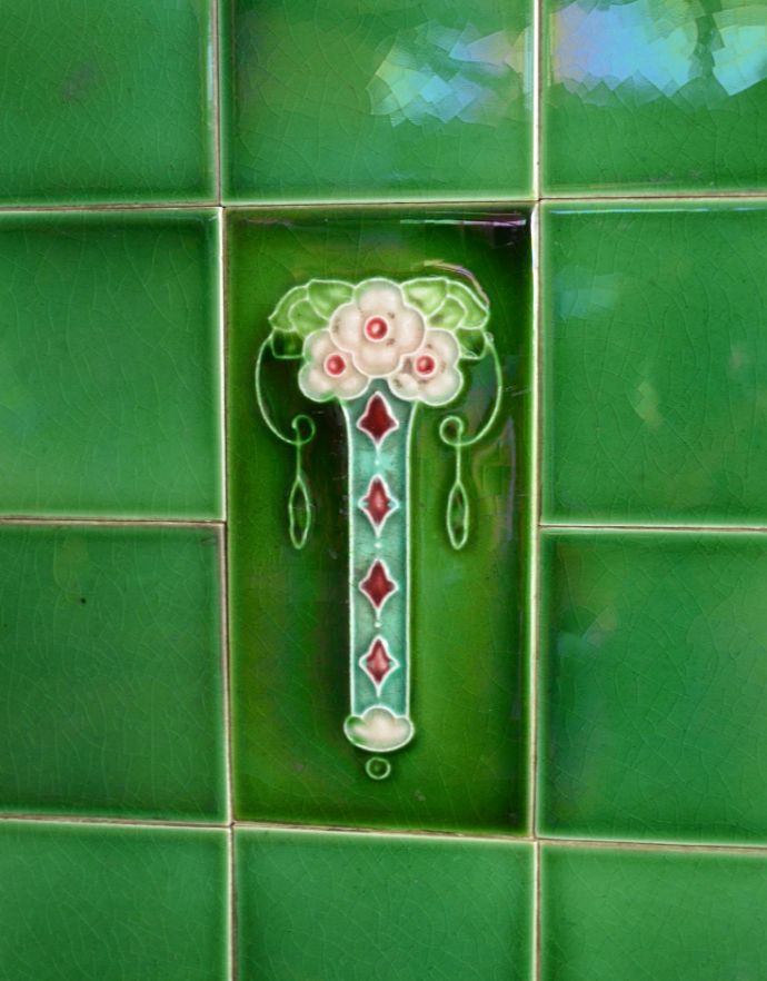 アンティークのキャビネット　アンティーク家具　英国アンティーク家具、木目もグリーンのタイルも美しいウォッシュハンドスタンド（チェスト）。アンティークタイルも当時のもの。(q-682-f)